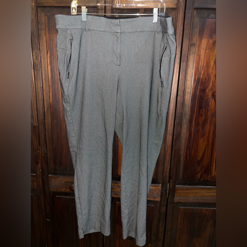 Lane Bryant Woman's zipper pockets Pants‎ black and white